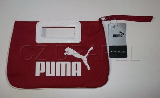 Kabelka PUMA ve tvaru psaníčka (rozměr 19x28cm) obsahuje magnetické uchycení na železné předměty.